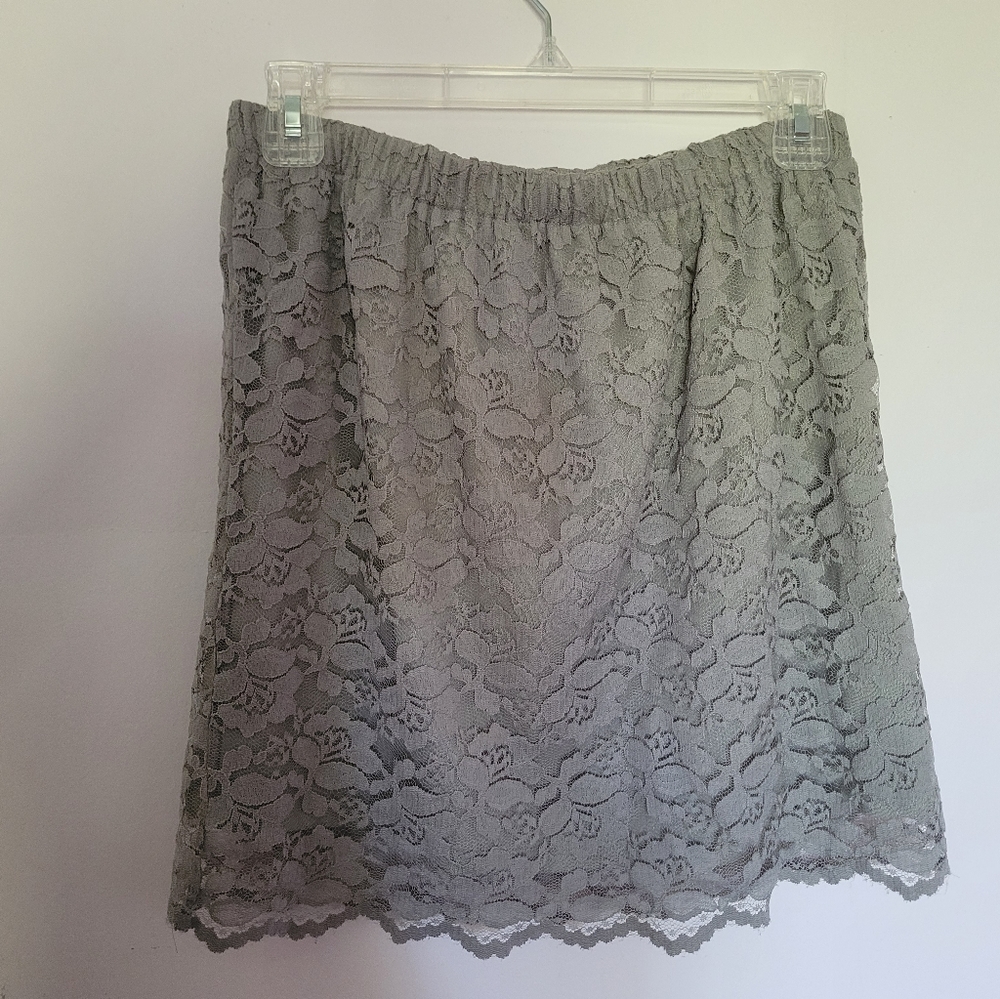 Women's grey skirt, size M.